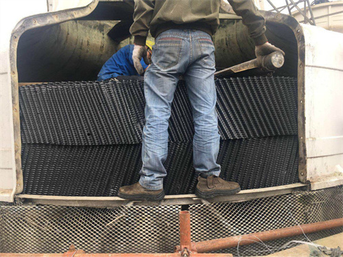 圓形<a href=http://www.gupiaob.cn/tags21_0.html target=_blank class=infotextkey>冷卻塔填料</a>更換和安裝